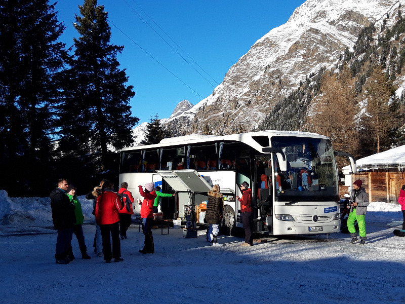 schnee-happy-hour-am-bus