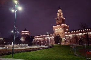 milano-castello-sforzesco-bei-nacht